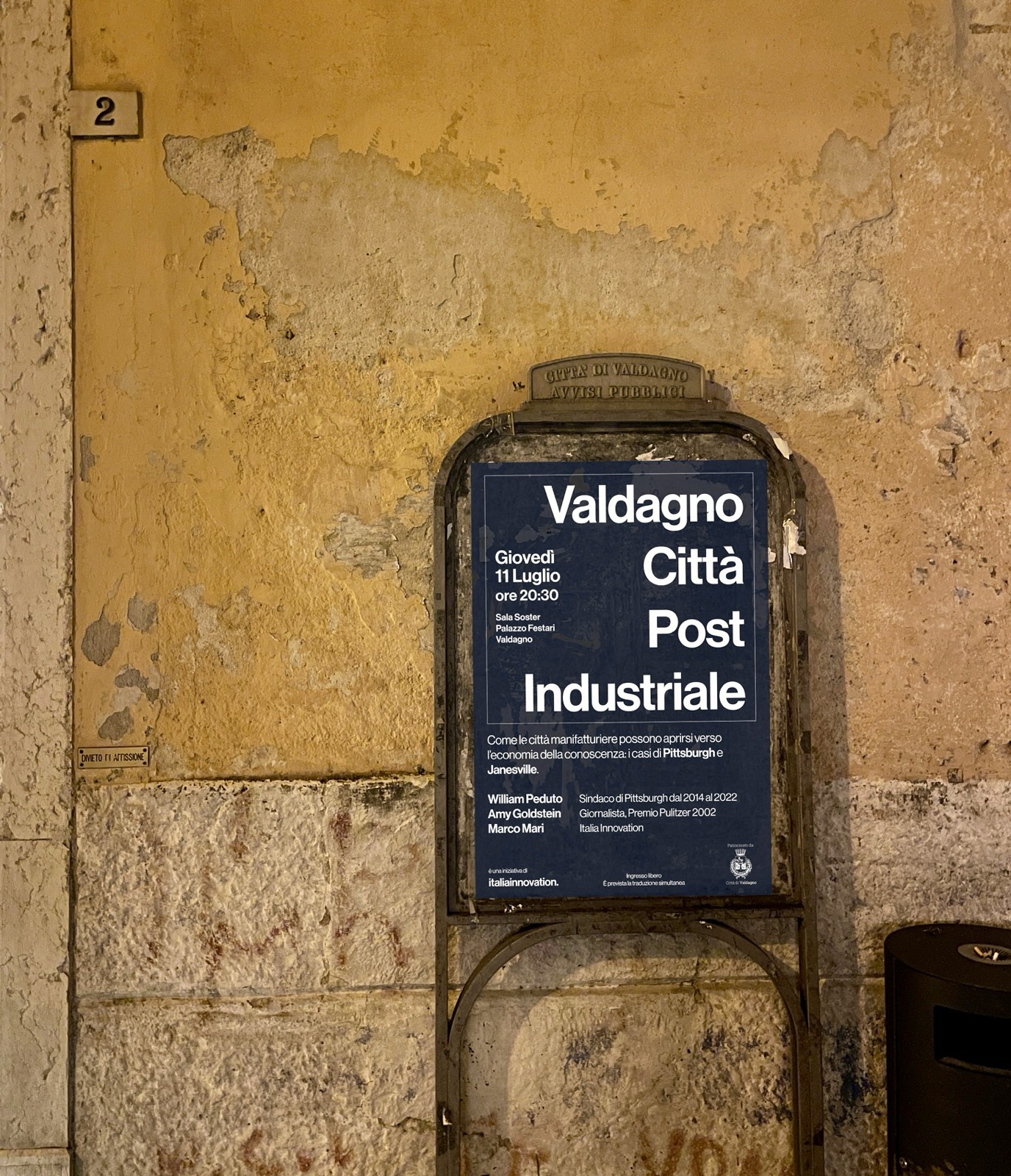 Un manifesto del programma nella bacheca degli avvisi pubblici del Comune di Valdagno.